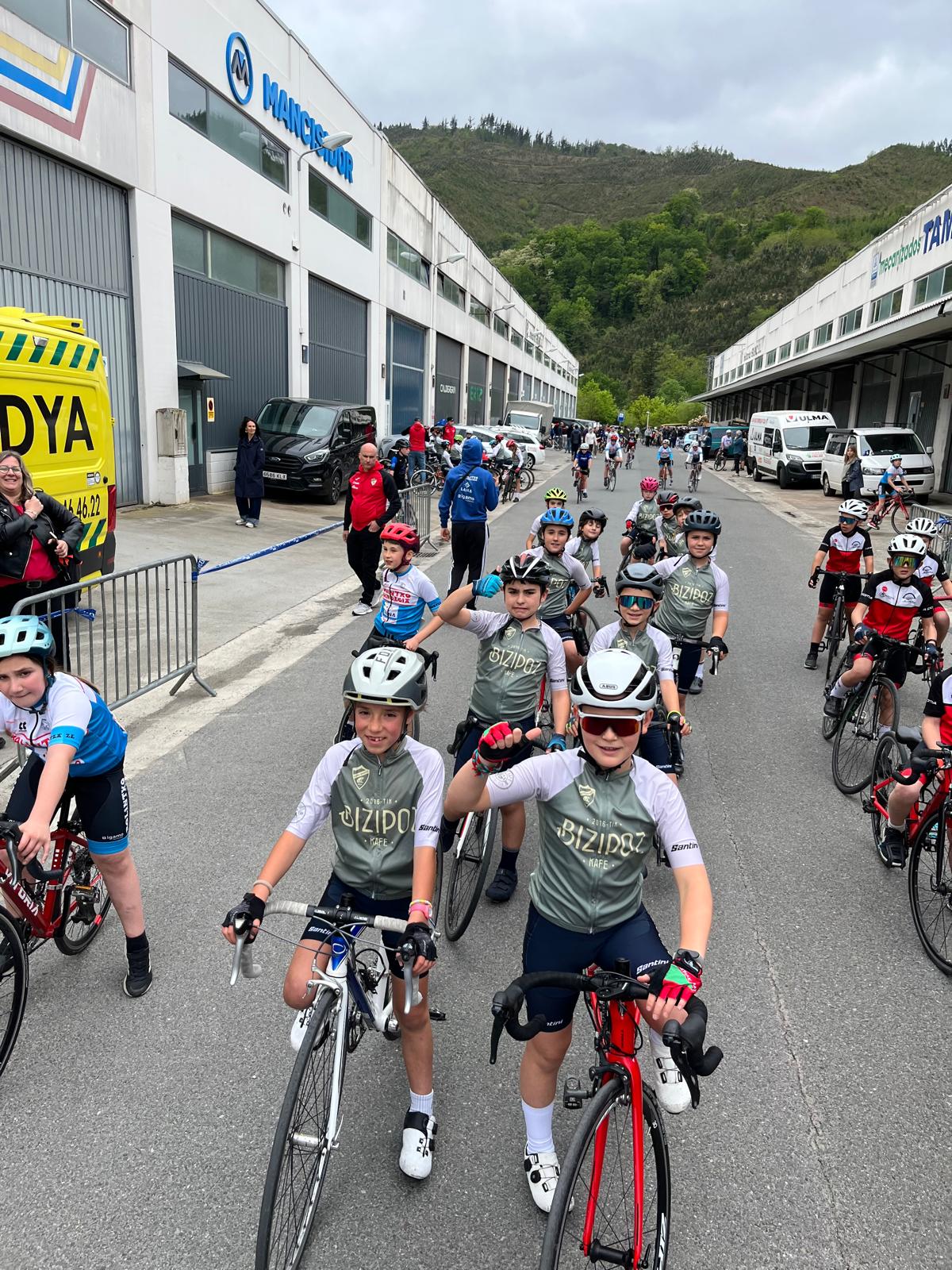 Imagen de la entrada: Giro aparta eta antolakuntza bikaina Mendaroko eskolarteko txirrindularitza proban